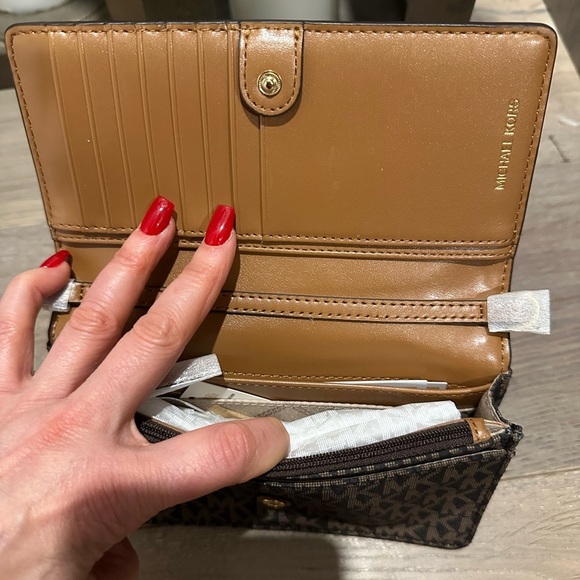 NEW! Michael Kors Monogram small Crossbody Bag - Picture 7 of 9